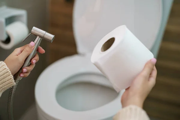 Frau Trifft Die Wahl Bidet Dusche Oder Toilettenpapier — Stockfoto