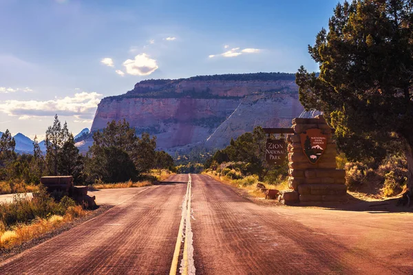 Road Welcome Sign Entrance Zion National Park Sunset — Stock Photo, Image