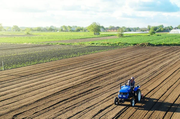 Agriculteur Sur Tracteur Cultive Champ Agricole Broyage Ameublement Sol Enlèvement — Photo
