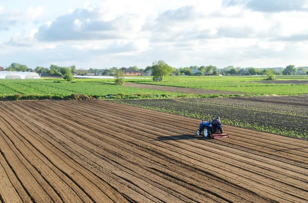 Tractor Rides Farm Field Loosening Surface Cultivating Land Further Planting — Stock Photo, Image