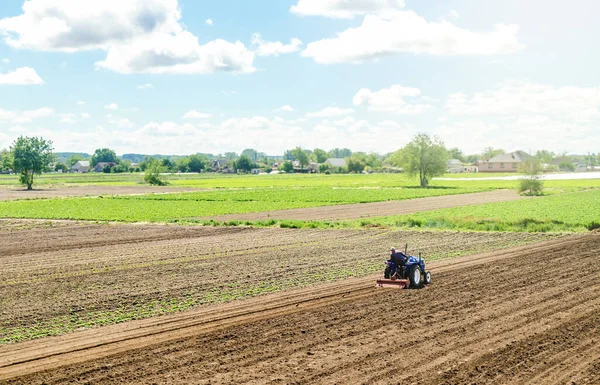 Tractor Monta Campo Cultivo Aflojando Superficie Cultivando Tierra Para Posterior —  Fotos de Stock