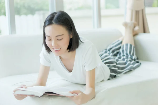 Young Woman Reading Book Sofa — Stock Photo, Image