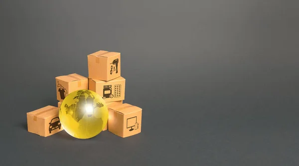 金色玻璃球和纸板箱 全球化市场 经济发展 国际世界贸易分配 货物的交付 全球经济 进出口货运量 — 图库照片
