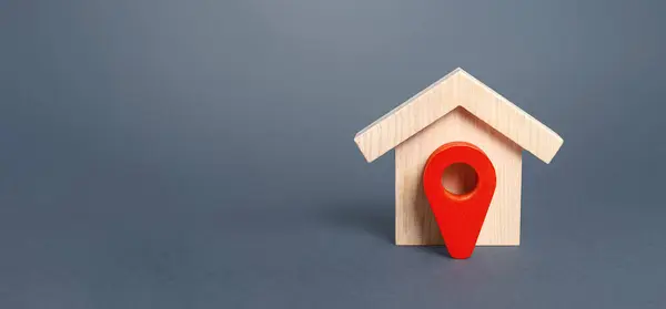 房子和红色的位置指针 在当前地区寻找新的住房选择 包围基础设施 搬到另一栋房子送货服务直接回家 隔离模式 待在室内 — 图库照片