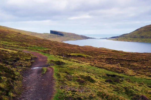Danimarka Nın Faroe Adaları Vagar Adasındaki Sorvagsvatn Gölü Giden Patika — Stok fotoğraf