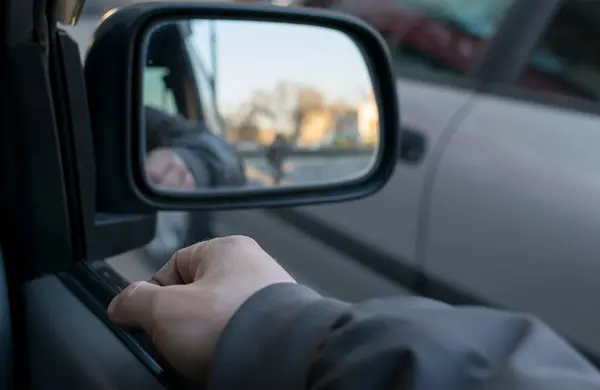 Bir Adamın Eli Arabanın Kapısında — Stok fotoğraf
