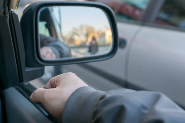 Bir Adam Elini Arabanın Kapısına Koydu — Stok fotoğraf