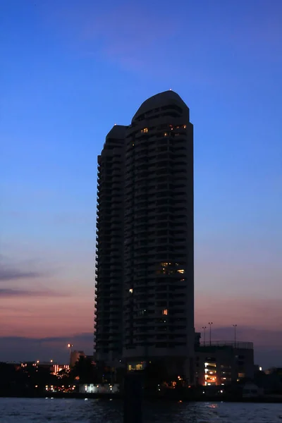Sylwetka Wysokich Budynków Nad Rzeką — Zdjęcie stockowe