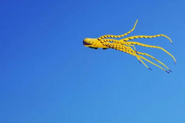 Żółty Latawca Niebieskim Niebie — Zdjęcie stockowe