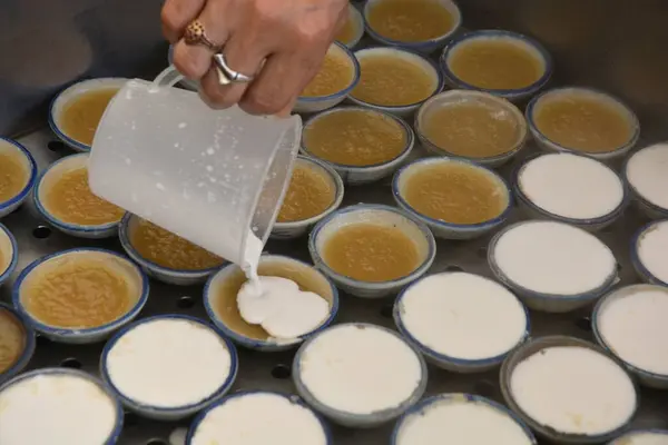 小さな磁器カップ タイのデザート ココナッツ ミルク カスタードを作るプロセス — ストック写真