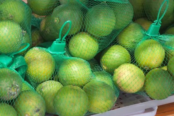 Empilement Citrons Verts Sur Affichage Marché — Photo