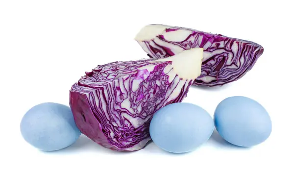 Huevos Teñidos Color Azul Con Col Roja —  Fotos de Stock