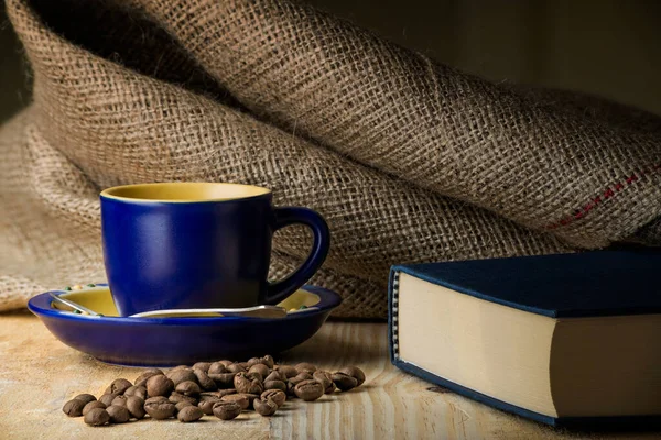 Kahve Fincanı Bir Kitap — Stok fotoğraf