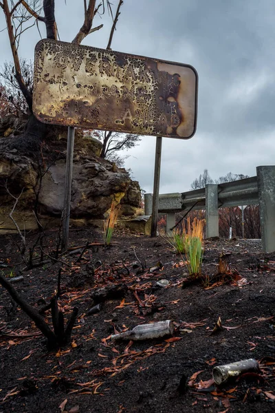 Señal Tráfico Quemada Basura Paisaje Después Incendios Forestales Australi — Foto de Stock