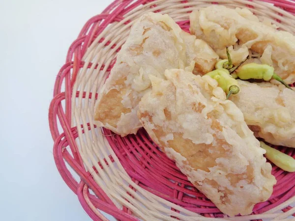 在粉红碗里的太湖燕麦小吃 太湖羊肉 太湖羊肉 印尼菜 油炸豆腐 配面和切片蔬菜 — 图库照片