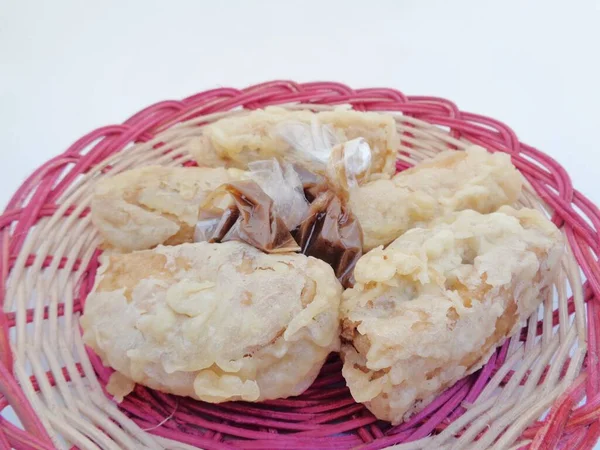 在粉红碗里的太湖燕麦小吃 太湖羊肉 太湖羊肉 印尼菜 油炸豆腐 配面和切片蔬菜 — 图库照片