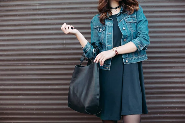 Stylish Incognito Girl Posing Street Black Leather Bag — Foto Stock