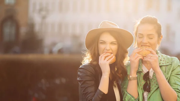 Pozitif Kızlar Hamburger Yiyor Birlikte Eğleniyorlar — Stok fotoğraf
