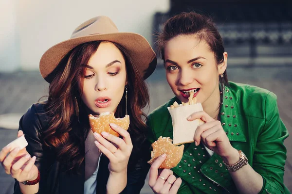 Meninas Engraçadas Comendo Hambúrguer Batata Frita Rua — Fotografia de Stock