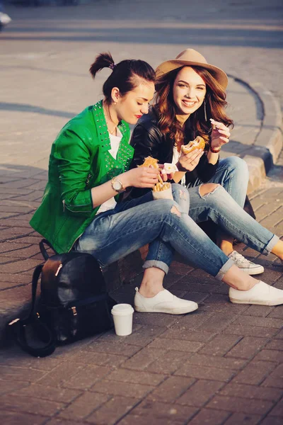 Lustige Mädchen Essen Hamburger Und Kartoffeln Gebraten Auf Der Straße — Stockfoto