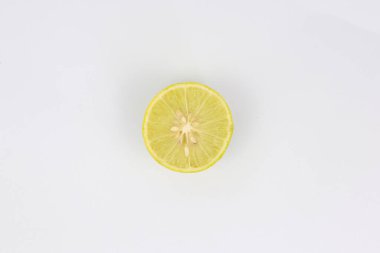 limon dilimi yakın çekim beyaz üzerine izole edilmiş