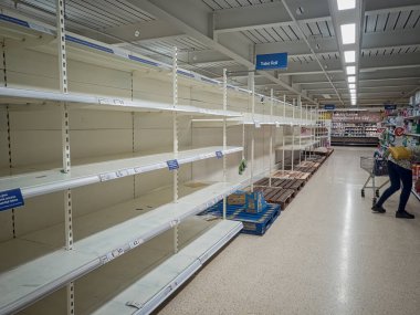 Panik aldıktan sonra markette boş raflar.