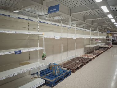 Panik aldıktan sonra markette boş raflar.