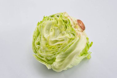 Beyaz arkaplanda yarım kesim Iceberg Lettce 