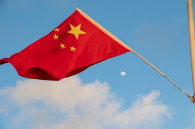 Arka planda bir bayrak direğinde ulusal Çin bayrağı