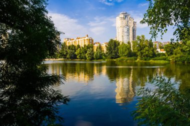 Kiev 'de göle yakın binalar