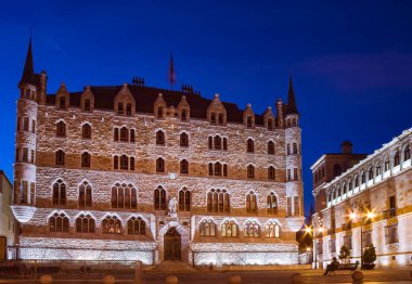 1894 'te Antoni Gaudi' nin Casa Botines adlı mimarı. Modernizm ya da Art Deco tarzı. Leon, İspanya.