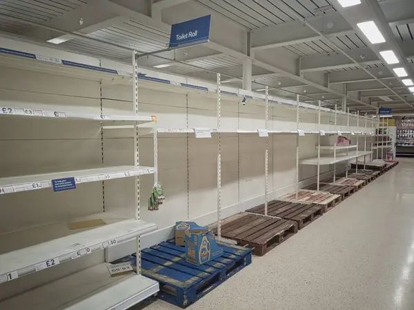 Panik aldıktan sonra markette boş raflar.