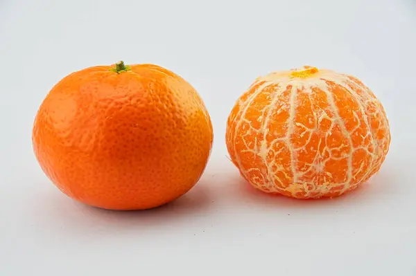 Peeled Unpeeled Clementime Citrus Fruit White Background — Stock Photo, Image