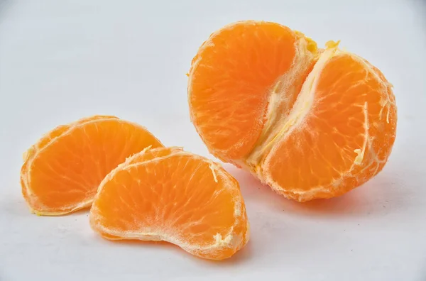Fruta Clementina Descascada Segmentada Sobre Fundo Branco — Fotografia de Stock