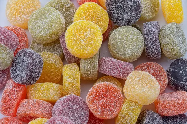 Ovoce Ochucené Cukroví Bílém Pozadí — Stock fotografie