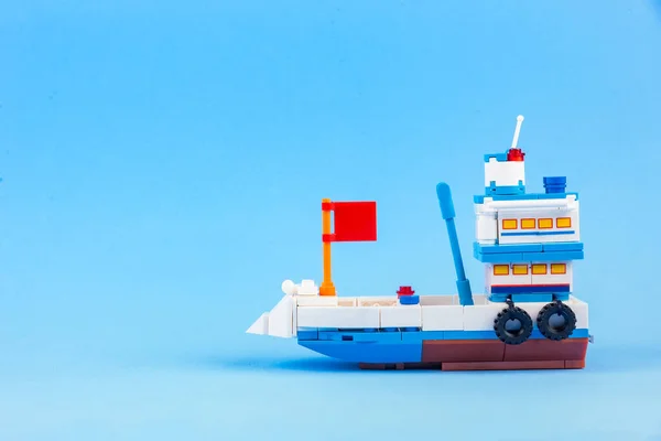 蓝色底座上孤立的渔船玩具 — 图库照片
