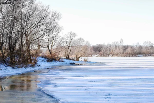 第聂伯河上的冰冻水和冰 — 图库照片