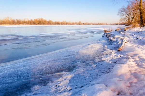 第聂伯河上的冰冷的水和冰 — 图库照片