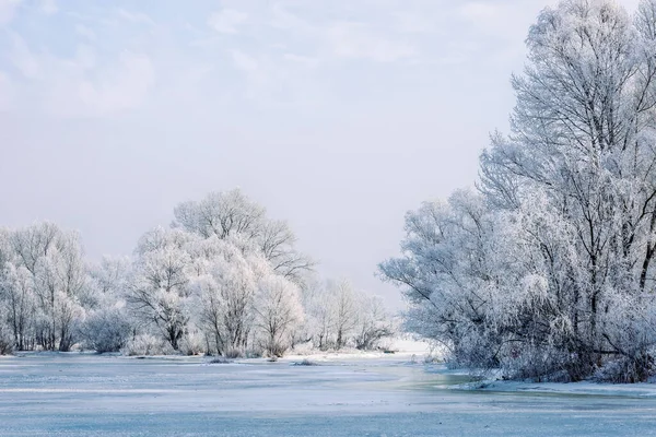 第聂伯河上的冰冷的水 雪和冰 — 图库照片