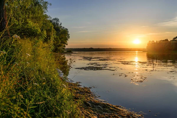 Schöne Naturkulisse Sonnenuntergang Über Dem Fluss — Stockfoto