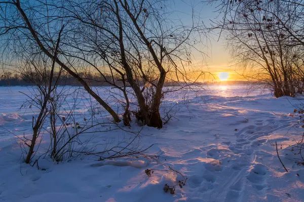 Восход Солнца Замерзшей Реке — стоковое фото