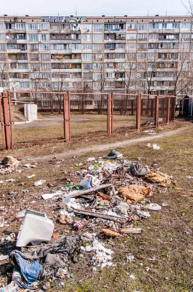 Müll Der Nähe Eines Gebäudes — Stockfoto