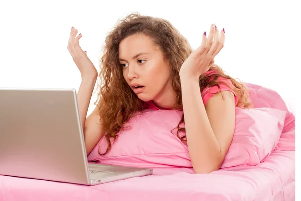 Meisje Met Laptop Het Bed — Stockfoto