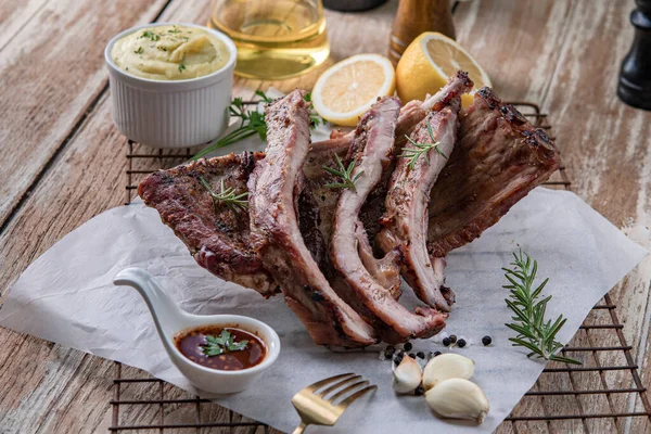 Grilled Pork Ribs Mashed Potatoes Placed Wooden Table — Foto Stock