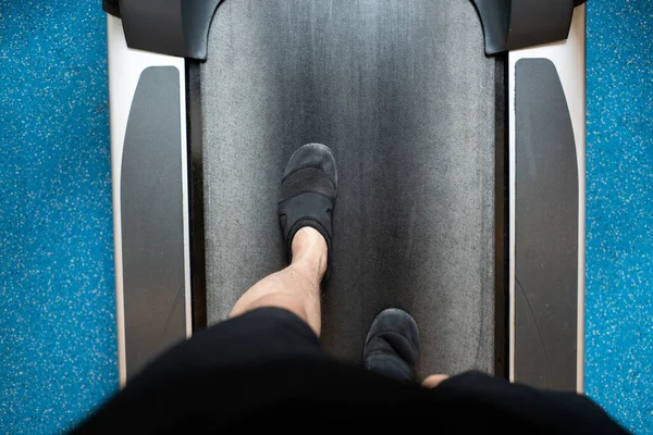 Mužské Nohy Chůzi Běh Běžícím Pásu Tělocvičně Cvičení — Stock fotografie