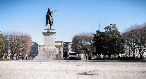Υπάλληλος Της Πόλης Που Καθαρίζει Άγαλμα Του Louis Xiv Στο — Φωτογραφία Αρχείου