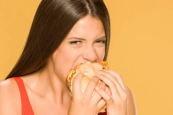 ハンバーガーを食べている女性のクローズアップビュー — ストック写真