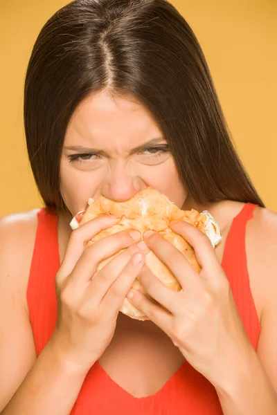 Zbliżenie Widok Kobieta Jedzenie Hamburgera — Zdjęcie stockowe