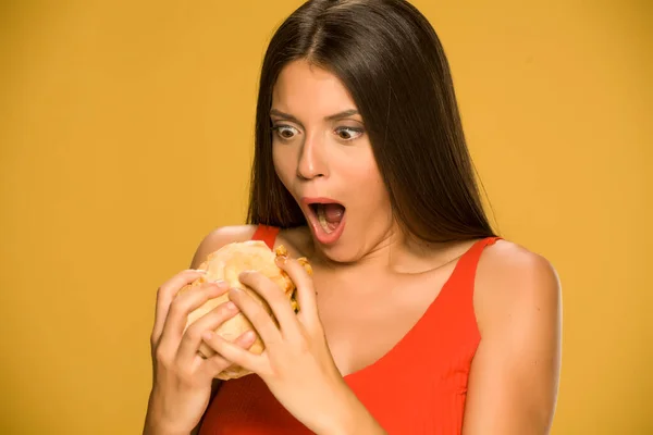 ハンバーガーを食べている女性のクローズアップビュー — ストック写真