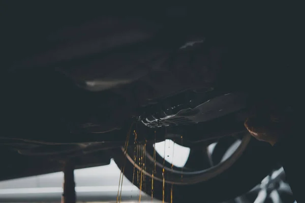 Car Mechanic Drain Automatic Transmission Fluid — Fotografia de Stock